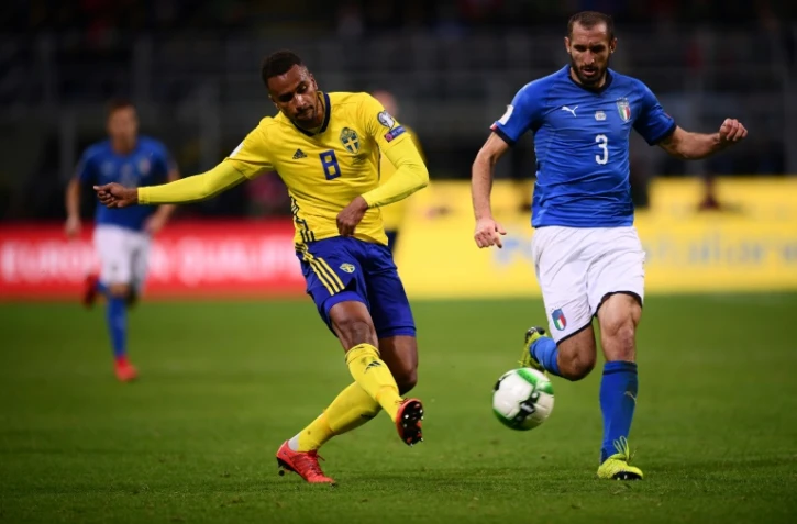 L'attaquant suédois Issac Kiese Thjelin (g) à la lutte avec le milieu de l'Italie Giorgio Chiellini en barrage retour de qualif pour le Mondial-2018 à San Siro, le 13 novembre 2017