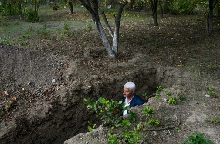 Mikhail Ismailov dans la tranchée creusée dans son village de Bakharly en Azerbaïdjan le 14 octobre 2020