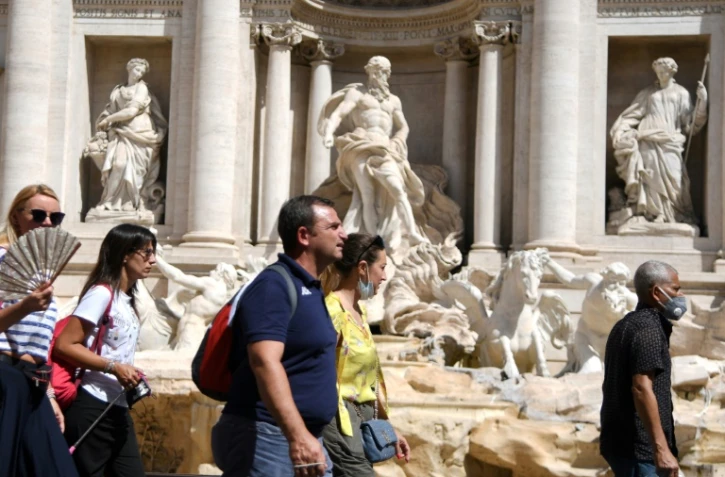 Des gens sans masque devant la Fontaine de Trevi à Rome le 28 juin 2021