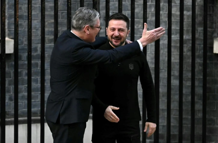 Le Premier ministre britannique Keir Starmer accueille le président ukrainien Volodymyr Zelensky au 10 Downing Street à Londres, le 1er mars 2025
