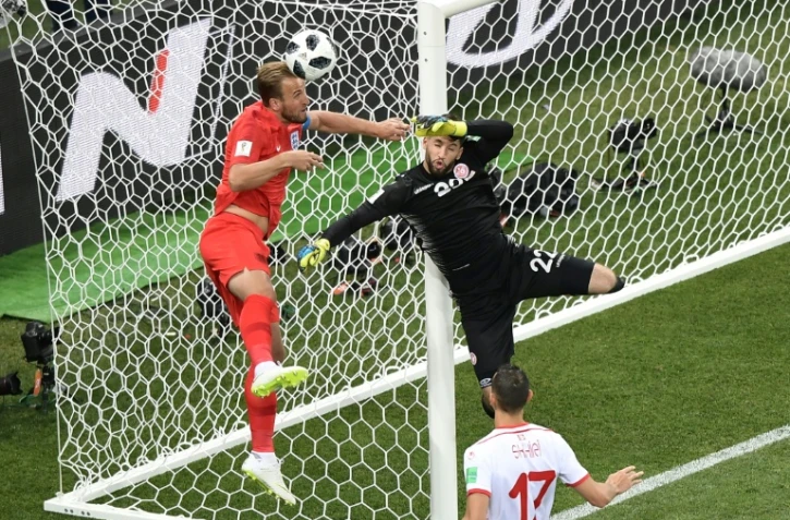 Le gardien de but de la Tunisie Mouez Hassen se blesse à une épaule lors du match contre l'Angleterre au Mondial, le 18 juin 2018 à Volgograd