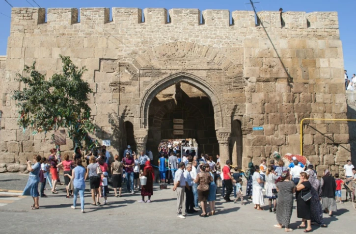Des personnes à l'entrée de la forteresse de Naryn-Kala, dans le Dagestan, le 19 septembre 2015
