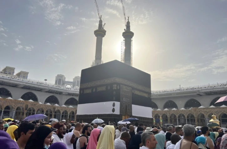 Des pèlerins font le tour de la Kaaba dans la Grande mosquée de La Mecque, en Arabie saoudite, le 24 juin 2023