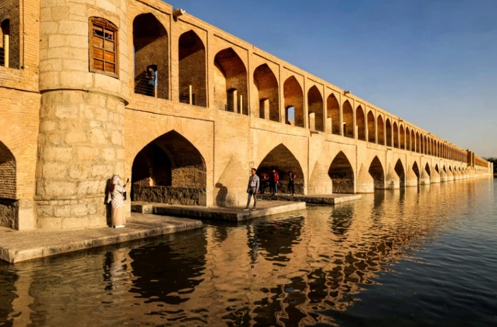 Le pont historique Si-o-Se Pol, le long de la rivière Zayandeh-roud, à Ispahan dans le centre de l'Iran, le 15 mai 2022