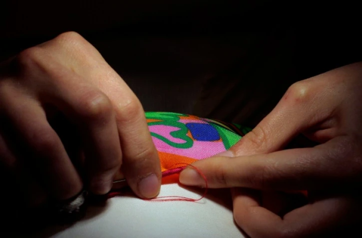 Une coutière d'Hermès montre son travail dans le cadre d'un festival des métiers organisé par la marque française, à Mexico, le 9 juin 2016