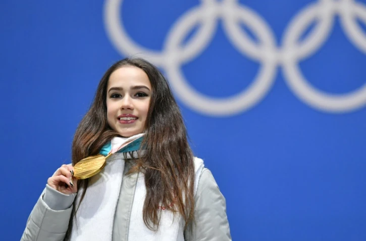 La Russe Alina Zagitova pose avec sa médaille d'or après avoir remporté l'épreuve individuelle dames de patinage artistique aux JO, le 23 février 2018 à Pyeongchang