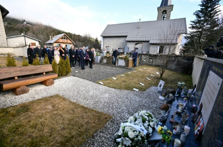 Des officiels français, allemands et espagnols ainsi que le patron de Lufthansa ont déposé des gerbes au cimetière du Vernet où sont enterrés les restes des corps non identifiés des victimes du crash de la Germanwings, Le Vernet le 24 mars 2025.