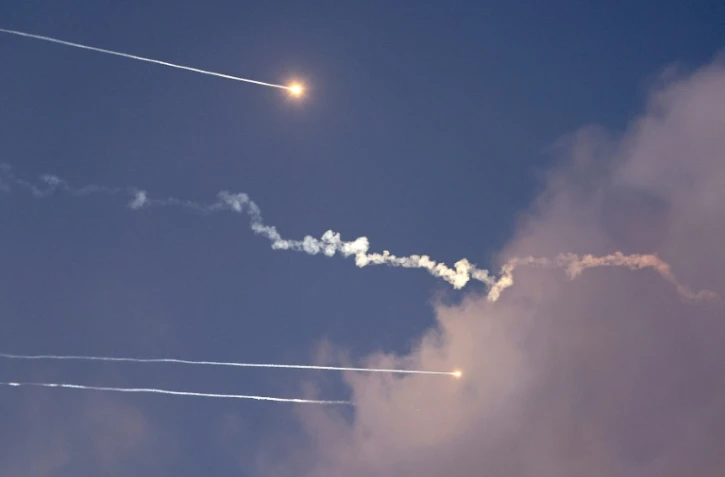 La défense anti-aérienne israélienne intercepte des missiles balistiques iraniens au-dessus de la ville israélienne de  Netanya le 14 juin 2025
