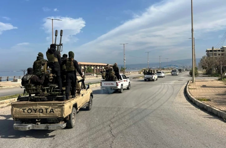 Photo diffusée par l'agence syrienne Sana montrant des membres des forces de sécurité syriennes entrant dans la ville occidentale de Baniyas, dans la province côtière de Tartous, pour renforcer les troupes gouvernementales dans les affrontements avec les militants fidèles au dirigeant déchu Bashar al-Assad, le 7 mars 2025
