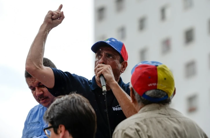 Henrique Capriles gouverneur de l'Etat du Miranda et opposant au président Maduro appelle a organiser un referendum contre le pouvoir en place, lors d'un rassemblement à Caracas, le 27 juillet 2016