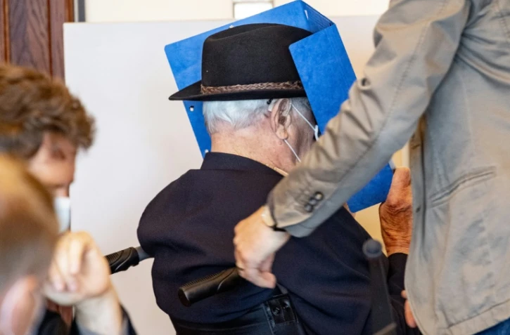 Bruno Dey, ancien gardien nazi arrive au tribunal à Hambourg, le 20 juillet 2020