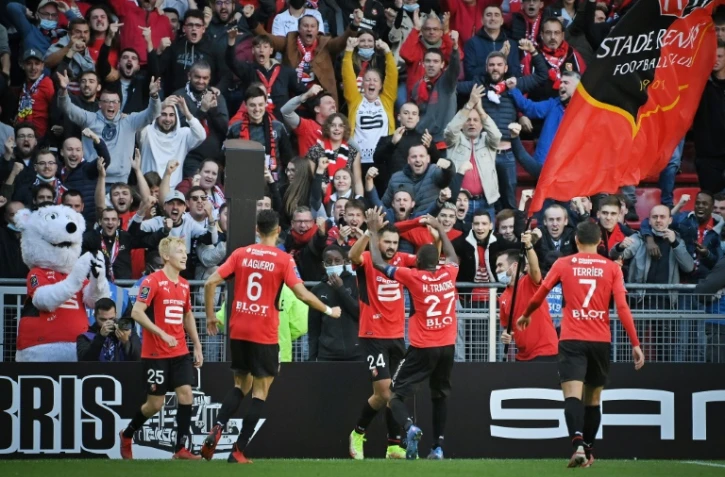 Les joueurs du Stade Rennais célèbrent un but inscrit contre le PSG en championnat au Roazhon Park, le 3 octobre 2021 