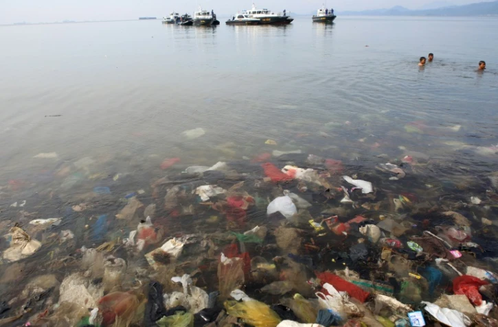 Des déchets de plastique dans la baie de Lampung, en Indonésie, le 21 février 2019