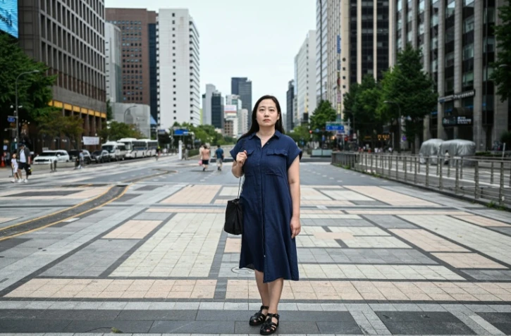 La Sud-Coréenne Baek Song-yi, qui fait campagne pour le droit des victimes de harcèlement au travail, le 17 juillet 2026 à Séoul