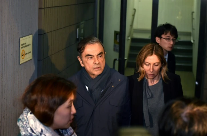 Carlos Ghosn (g) et sa femme Carole (d) quittent les bureaux de sonavocat Junichiro Hironaka, le 3 avril 2019 à Tokyo