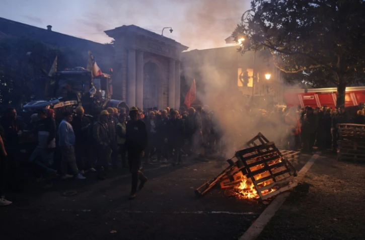 Les agriculteurs du syndicat coordination rurale devant la préfecture d'Agen, dans le Lot-et-Garonne, le 19 novembre 2024