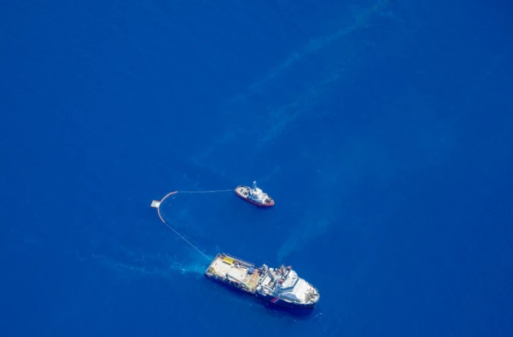 Photo fournie par l'Armée de l'Air de deux bateaux qui récupèrent des hydrocarbures au large de Solenzara 