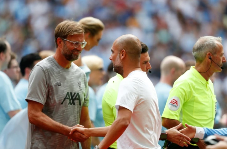 L'entraîneur de Liverpool, Jürgen Klopp (g), serre la main de son homologue de Manchester City, Pep Guardiola, avant le coup d'envoi du Community Shield, à Wembley, le 4 août 2019
