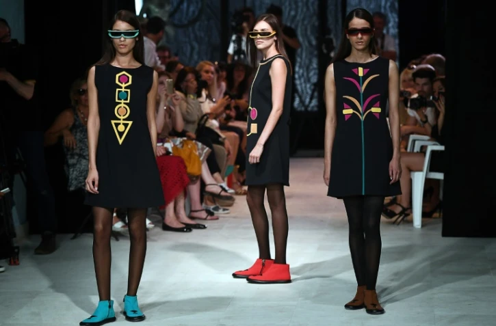 Le couturier Pierre Cardin présente sa nouvelle collection de haute couture, le 9 juillet 2016 à Bonnieux dans le Vaucluse