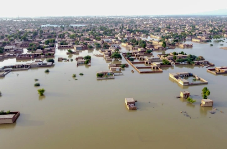 Vue aérienne d'une zone résidentielle inondée par les pluies de mousson dans la province du Baloutchistan, au Pakistan, le 29 août 2022