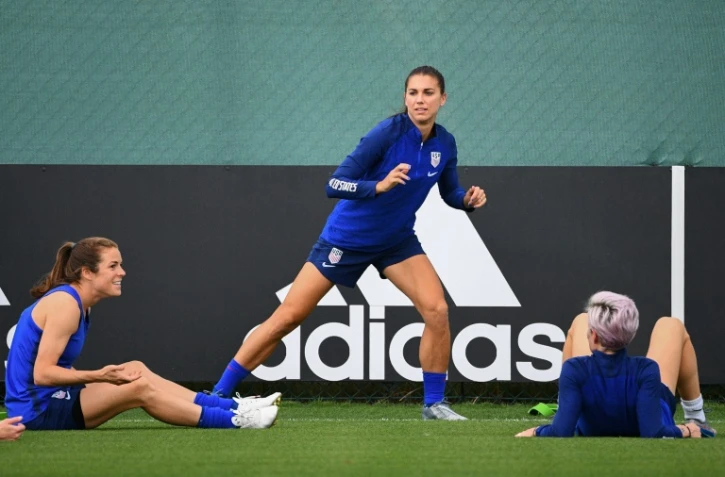 Les Américaines Alex Morgan, Kelley O'Hara et Megan Rapinoe préparent le choc contre l'Angleterre, lors d'un entraînement à Lyon, le
1er juillet 2019