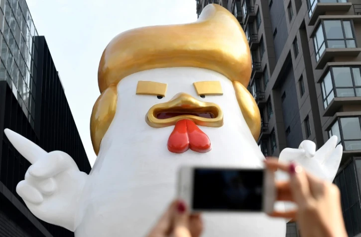 Sculpture géante de Donald Trump en poulet devant un centre commercial à Taiyuan, dans la province chinoise de Shanxi, le 24 décembre 2016