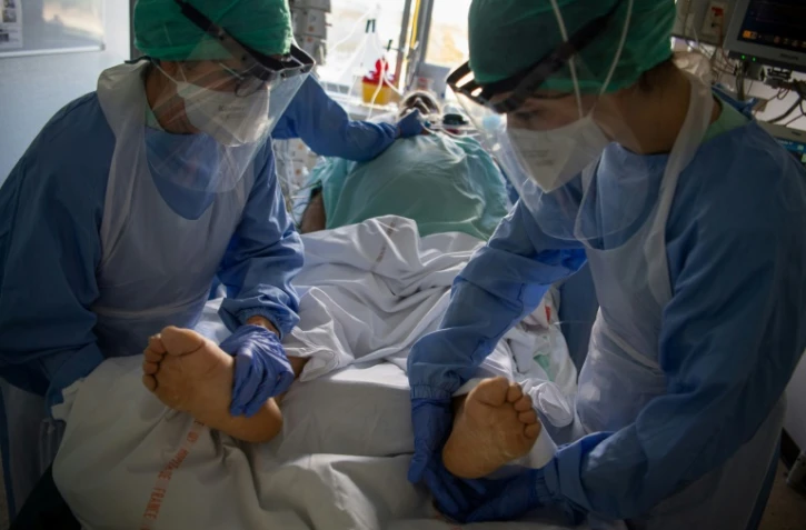 Du personnel soignant s'occupent d'un malade du Covid-19 dans un hôpital de Brest, le 4 novembre 2020