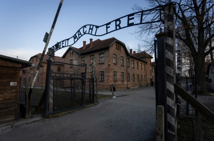Une entrée du camp avec l'inscription "Arbeit macht frei" (Le travail rend libre), le 26 janvier 2025 à Oswiecim en Pologne