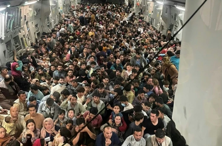 Photo fournie par l'armée américaine de l'intérieur d'un avion militaire qui décolle de l'aéroport de Kaboul avec 640 Afghans entassés  dans l'immense soute du Boeing C-17 de l'US Air Force,  le 15 août 2021 