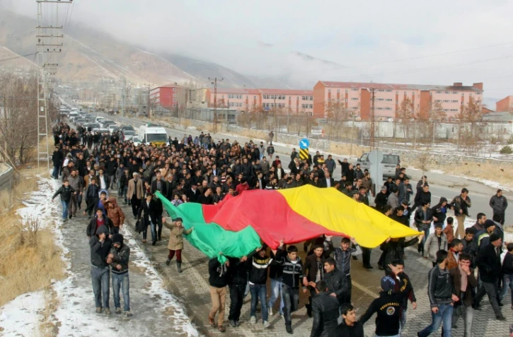 Des Kurdes et membres du PKK manifestent durant les funérailles de deux Kurdes à Hakkari, au Kurdistan irakien le 7 décembre 2013