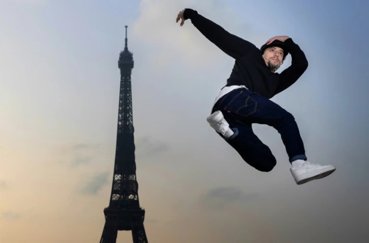 Le danseur de breaking B-boy Mounir Amhiln, le 2 avril 2021 sur la place du Trocadéro à Paris