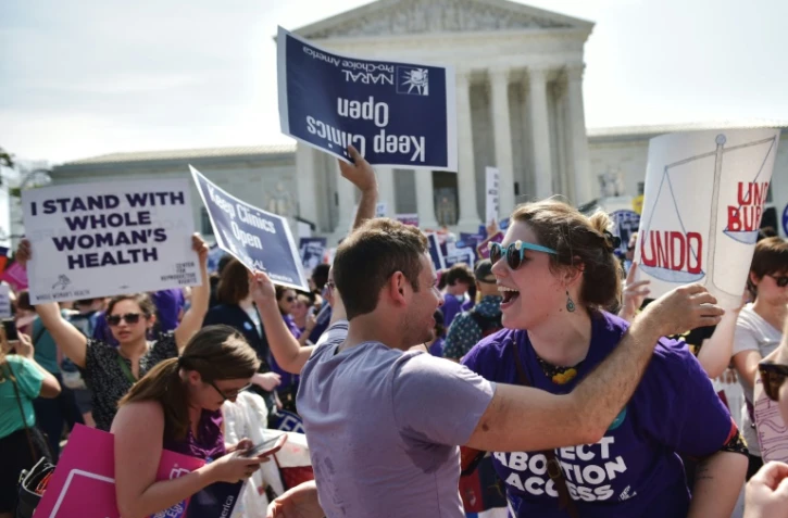 Des défenseurs du droit à l'avortement manifestent devant la Cour suprême, à Washington, le 27 juin 2016 