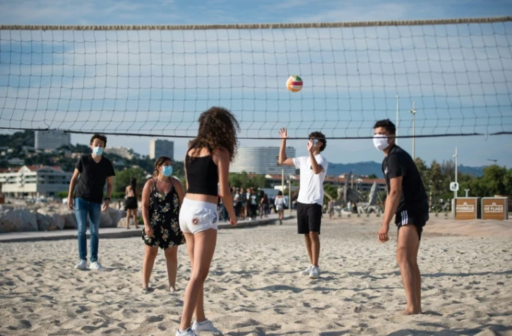 Partie de volleyball avec des masques sur la plage du Prado à Marseille, le 1er juin 2020