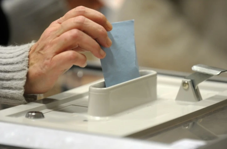 Le taux de participation au premier tour des régionales s'élevait dimanche à 12H00 à 16,27%, en très légère progression au scrutin régional de 2010 à la même heure (16,07%), selon les chiffres annoncés par le ministère de l'Intérieur