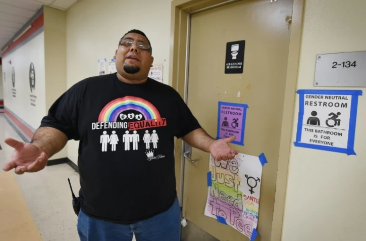 Jose Lara, doyen du lycée Santee, devant des toilettes accsessibles "à tous les genres", sur le campus à Los Angeles en Californie le 4 mai 2016