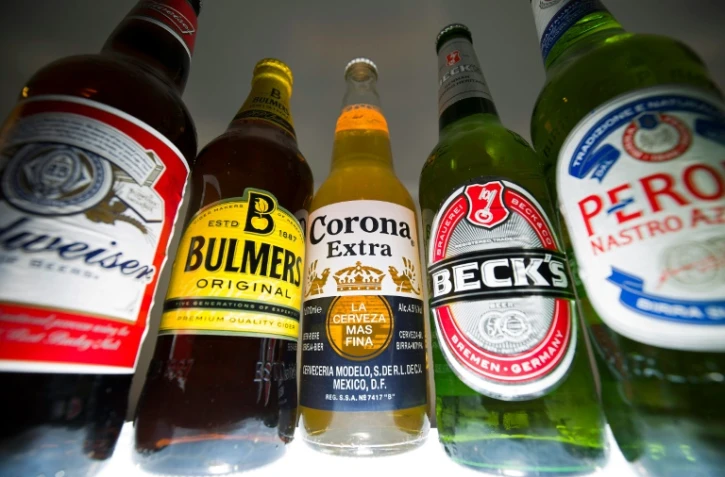 Photo prise le 13 octobre 2015 de bouteilles de bière Budweiser, Corona et Beck's du groupe Anheuser-Busch InBev et de bouteilles de Peroni et Bulmers propriétés de SABMiller