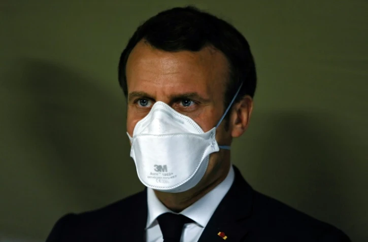 Le président français Emmanuel Macron porte un masque lors de la visite d'un hôpital militaire à Mulhouse (est de la France), le 25 mars  2020.
