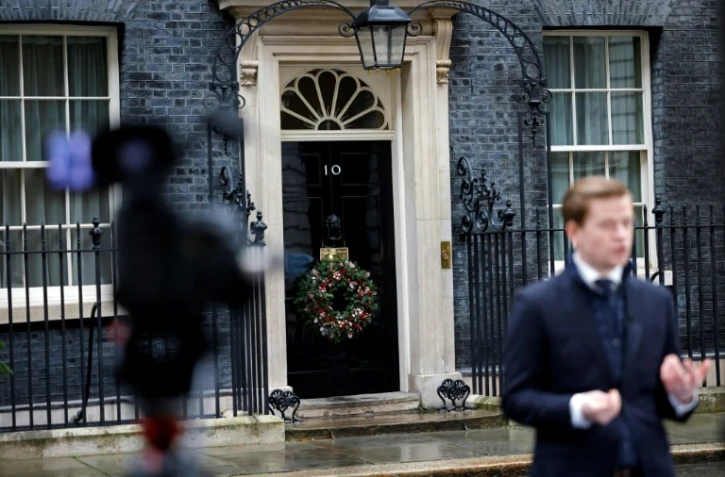 Un journaliste devant le 10 Downing Street à Londres, le 13 décembre 2020