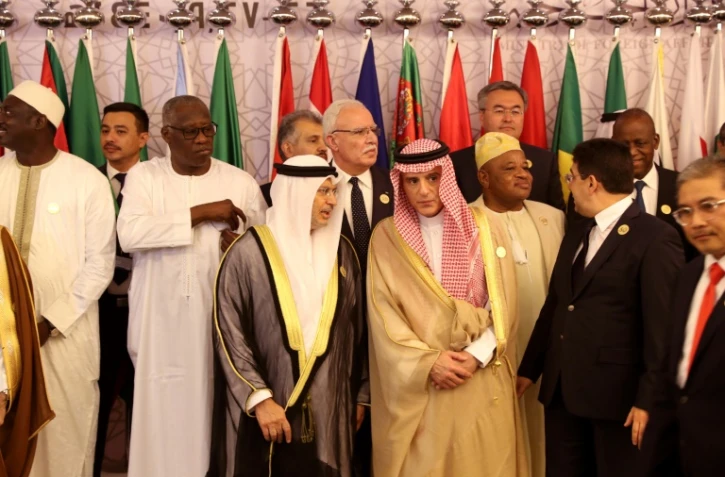 Le ministre d'Etat émirati des Affaires étrangères, Anwar Gargash (G) et son homologue saoudien Adel al-Jubeir (D), le 30 mai 2019 à Jeddah, en Arabie saoudite, lors d'une photo de famille des pays membres de l'Organisation de la conférence islamique (OCI)