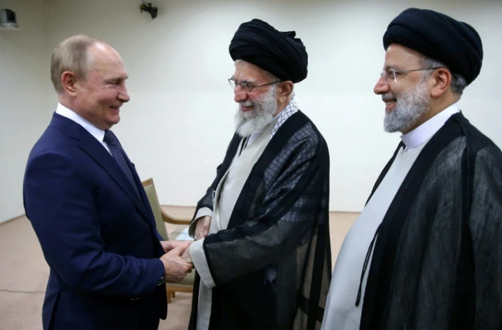 Photo transmise par les services du guide suprême iranien Ali Khamenei (C) le montrant en train d'accueillir le président russe Vladimir Poutine à Téhéran, le 19 juillet 2022