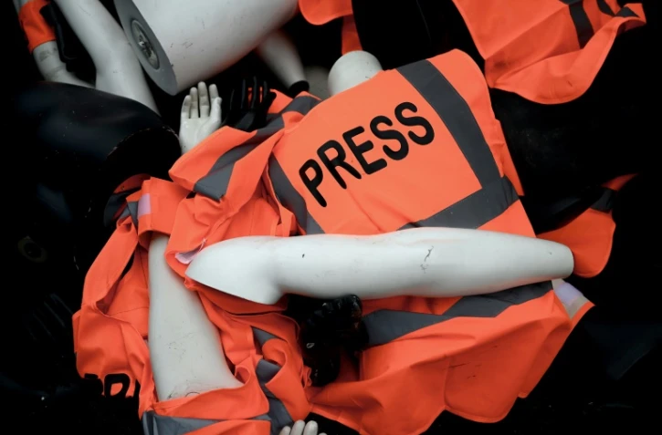 Des mannequins démembrés avec le bandeau "Presse" lors d'une manifestation marquant le premier anniversaire de la mort du journaliste saoudien Jamal Khashoggi, le 1er octobre 2019 à Neuilly-sur-Seine