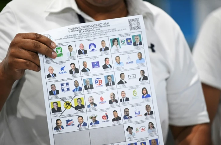 Un membre de la Cour suprême électorale du Guatemala pendant le dépouillement après l'élection présidentielle, le 25 juin 2023