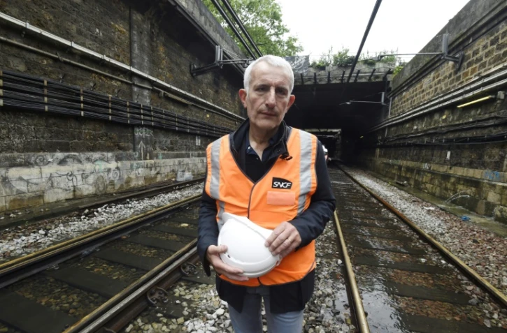 Le président de la SNCF Guillaume Pepy sur les rails du RER C le 4 juin 2016 à Paris