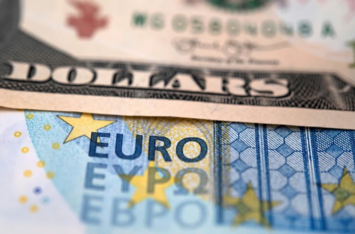 Vers 11 heures, le dollar perdait 1,70% contre le yen, 1,49% contre l'euro et 1,22% contre la livre.
