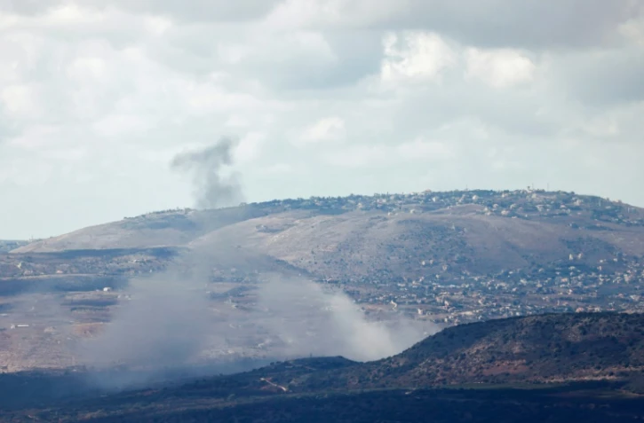 Une photo prise depuis Israël à la frontière avec le Liban montre de la fumée s'élevant au-dessus du village libanais de Blida dans le sud du Liban après des bombardements israéliens, le 17 septembre 2024
