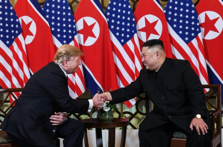 Donald Trump et Kim Jong Un se serrent la main au début de leur sommet à Hanoï