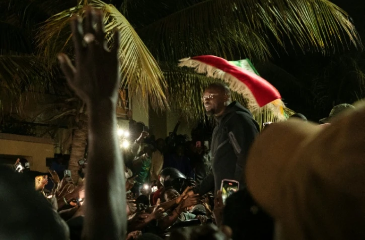 L'ex-Premier ministre sénégalais Ousmane Sonko, acclamé par ses partisans devant son domicile de Dakar après son limogeage, le 23 mai 2026