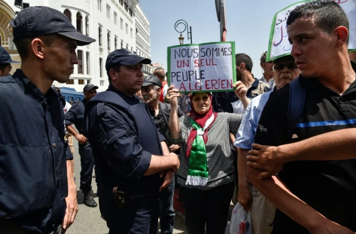 Une Algérienne manifeste contre le pouvoir, à Alger le 21 juin 2019