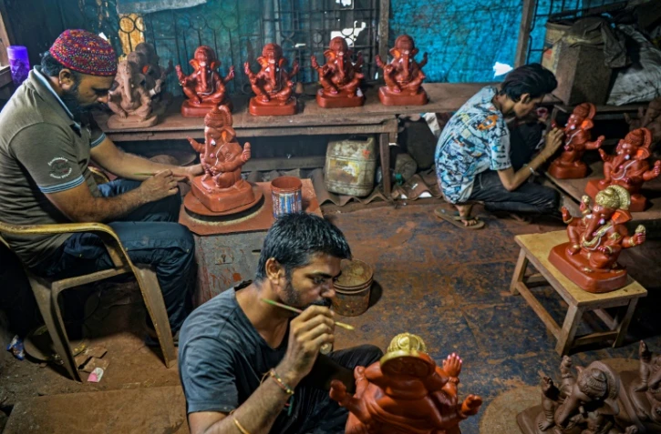 Le potier Yusuf Zakaria Galwani travaille  le 15 août 2020 dans son atelier du bidonville de Dharavi, à Bombay, sur des statuettes en terre cuite du dieu hindou Ganesh