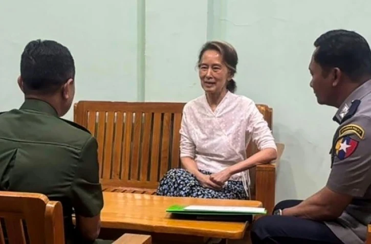 Photo non datée fournie par la junte birmane le 30 avril 2026 montrant Aung San Suu Kyi (au centre) dans un lieu non précisé.